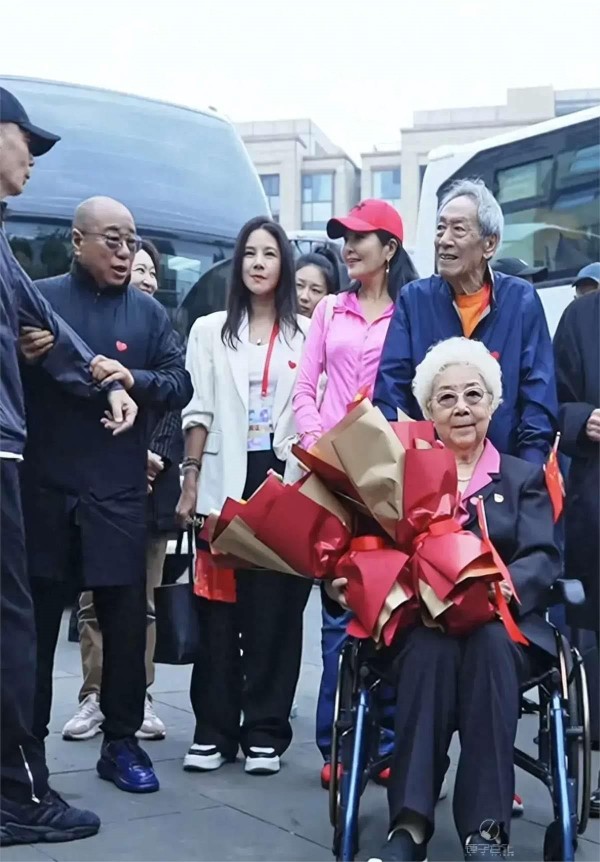 中国电影表演艺术周：葛优等齐聚南京，合照时葛优主动让出C位
