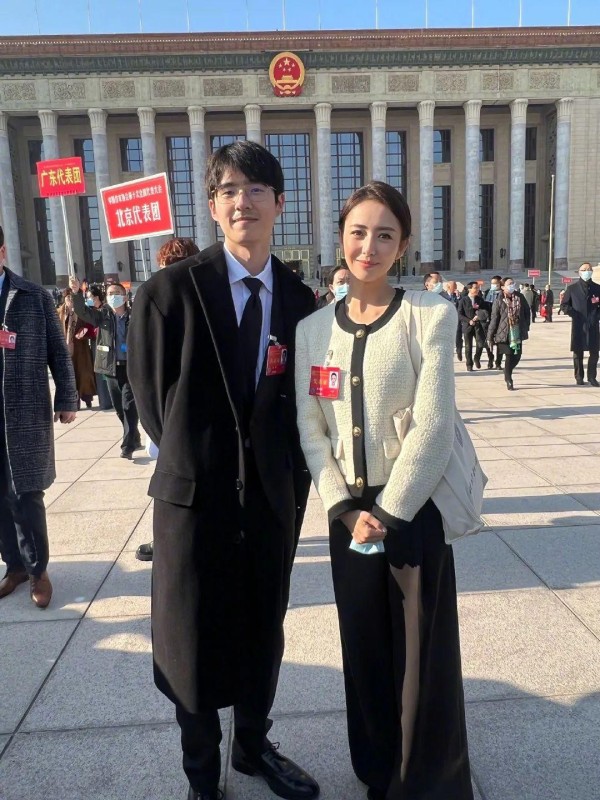 佟丽娅晒合照，文代会星光熠熠，离婚后的她还成了领导？