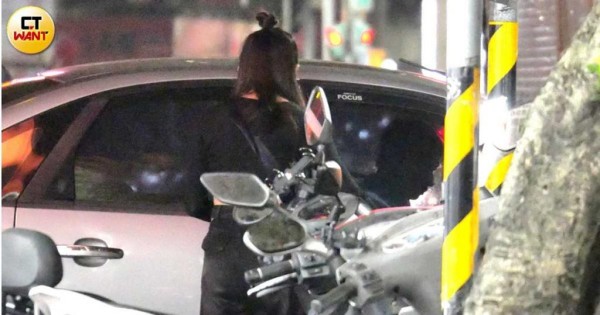 谢予容上车动作一气呵成相当熟练，毫不犹疑地坐上车子副驾，宛如就像女主人一般。（图／本刊摄影组）