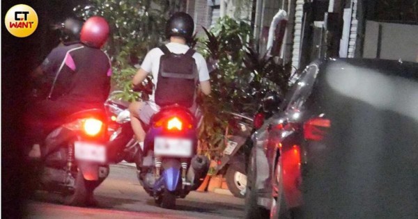 林家佑先送谢予容进家门后去远处停车，再骑车返家。（图／本刊摄影组）