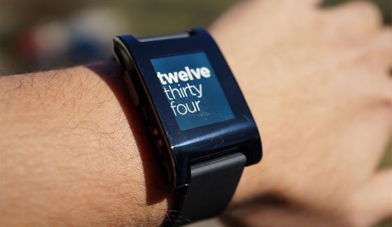 Pebble智能手表能够与iPhone等手机同步，显示来电、短信、社交网络提醒等信息