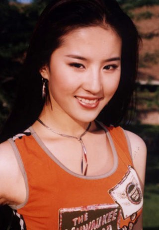 传刘亦菲隐瞒真实年龄 92年已有十多岁？(附图)
