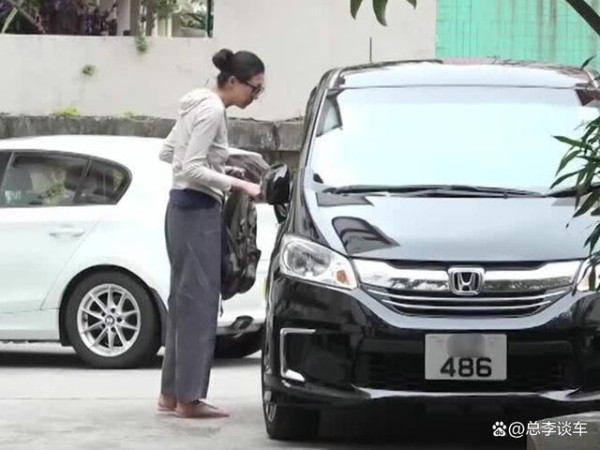 成龙的红颜知己，吴卓林的妈妈，吴绮莉开什么车？-有驾