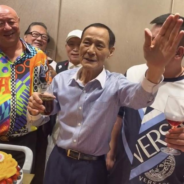 昔日“江湖大佬”状态太差！陈惠敏拄拐携妻子捞金，全程左右摆动