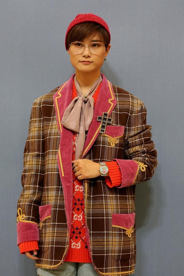 金丝框眼镜风靡娱乐圈，成为明星搭配的重要点缀，时尚是个轮回！