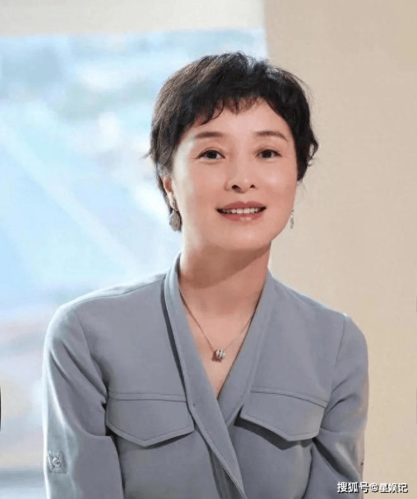 吴越新剪了短发年轻20岁，一身连体裤穿搭太洋气，美得很接地气