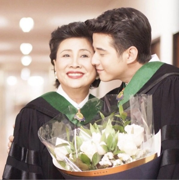 后期马里奥还和妈妈一起进修硕士课程,一起拿硕士文凭(图片来源:IG@mario_mm38)