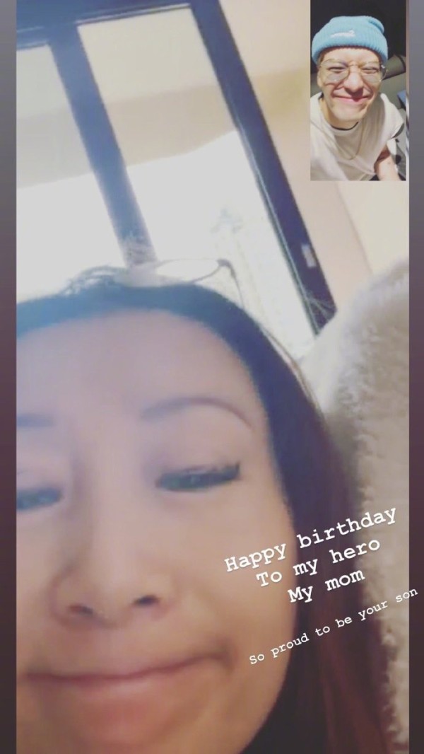 王嘉尔为妈妈庆祝生日 晒与妈妈视频聊天截图母子情深