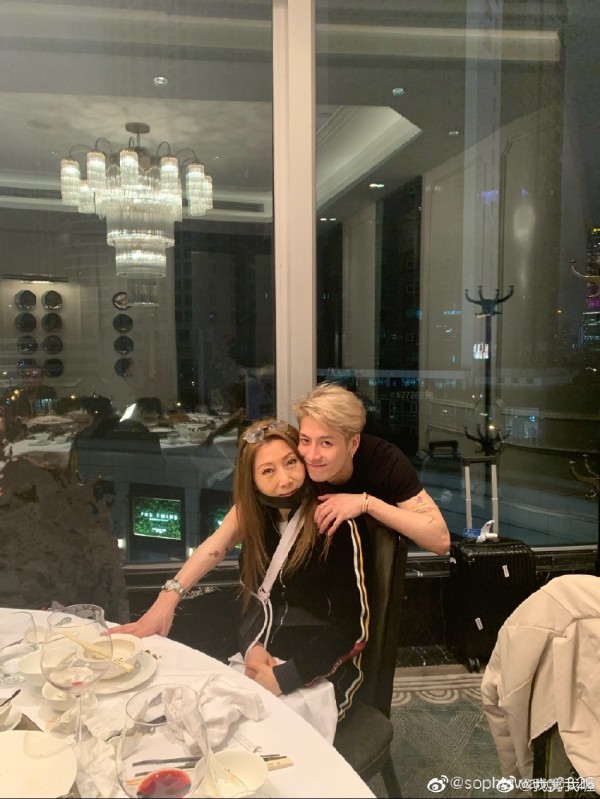 王嘉尔为妈妈庆祝生日 晒与妈妈视频聊天截图母子情深