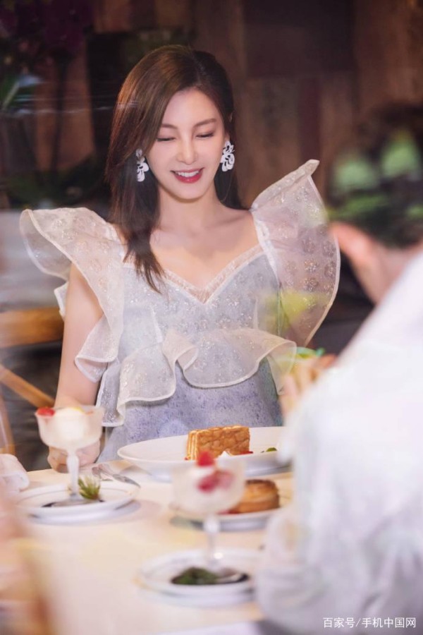 张雨绮佟丽娅倪妮微博互动 互送生日祝福