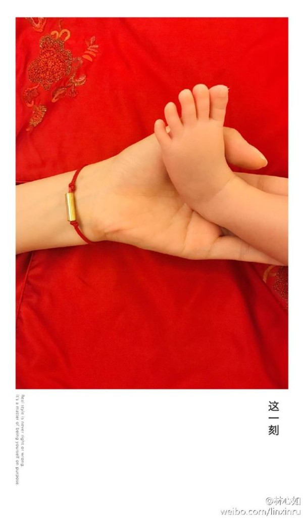 林心如握着女儿的小脚丫