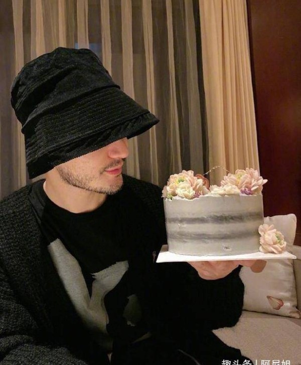 喜晒儿！黄晓明43岁生日孤单坐泥地，杨颖沉默？姐姐团拼单买蛋糕