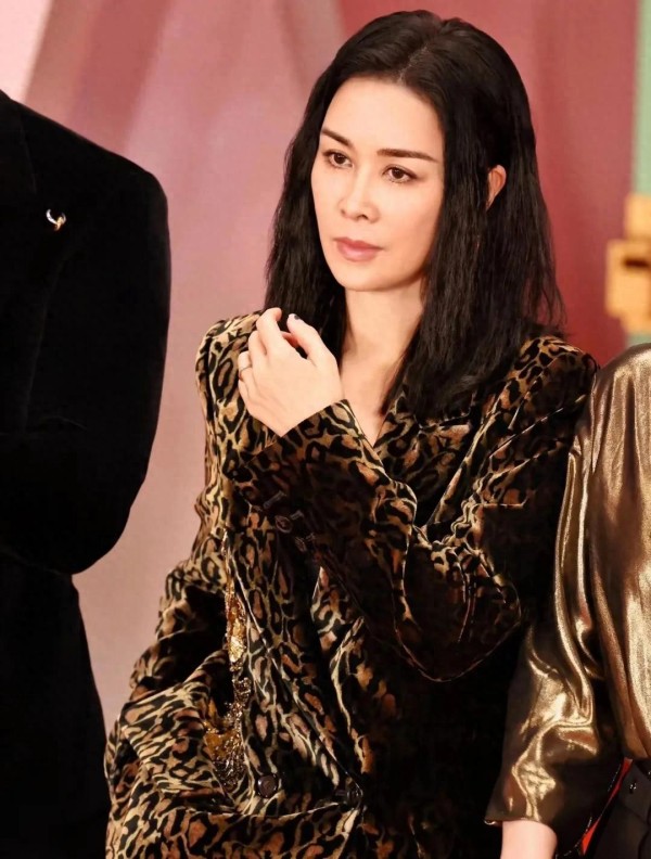 华语乐坛“天花板”！这五位中国女歌手用歌声封神，岁月难掩巅峰