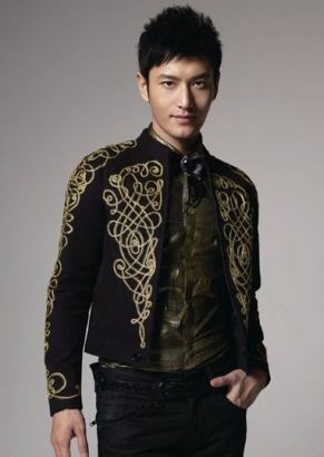 黄晓明 产业：黄晓明工作室、投资红酒酒窖 老板工龄：2010年至今 年收入：身家1.3亿 黄氏老板经：从台前表演到幕后制作是长期发展的必然趋势。