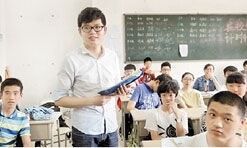 这位年仅23岁的化学老师能说善唱，一改学生心目中化学老师的刻板形象。今年5月份，他参与的乐队还将推出第三张专辑，目前在校园里已有很高的人气。