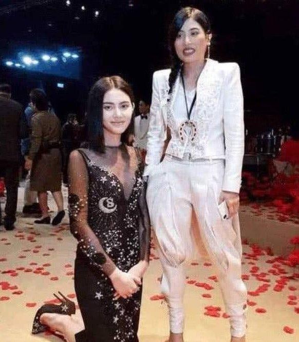 娱乐圈明星都是跪着与她合影