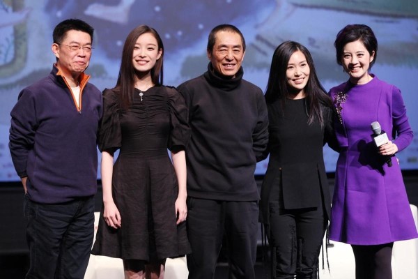 张艺谋前妻女儿不靠爹也优秀，穿一身黑同框倪妮，气质不输女明星