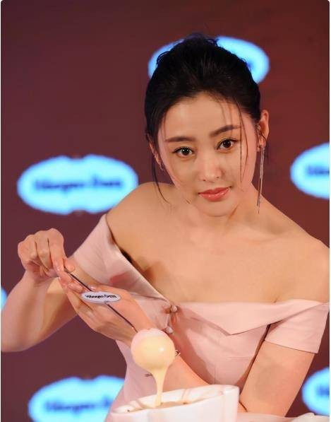 美女明星馆：女神张天爱的时尚肖像，你喜欢她吗？