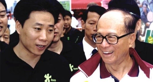 李嘉诚与精彩集团总裁张鸿成亲切交谈