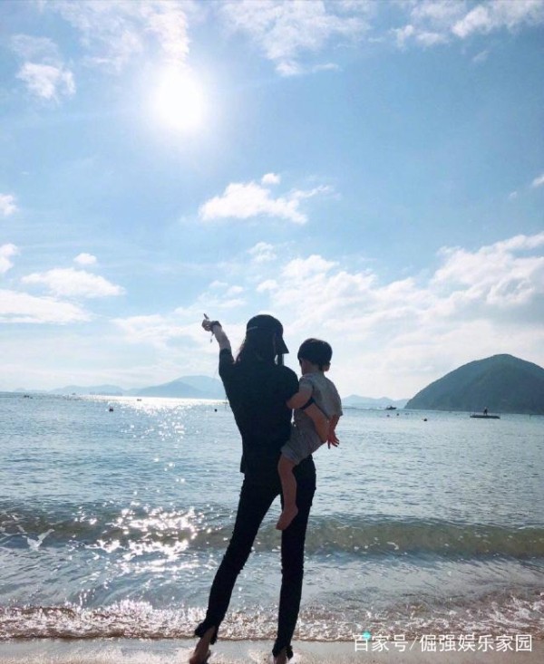 baby带小海绵看表演照片被爆出，网友：私人行程，别过多关注