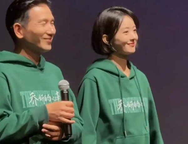 赵丽颖赵德胤法国约会被拍？男方贴心为其拎包，粉丝称私人行程！