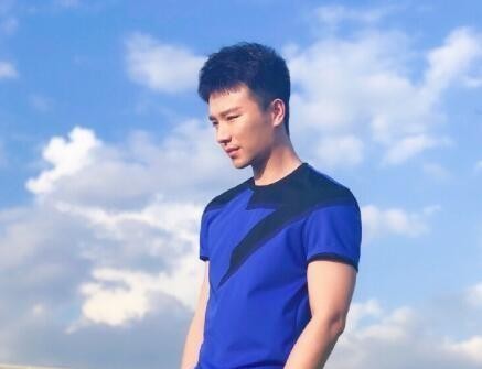 恋梦空间许冰晗原来是时尚博主！笑容太甜，难怪林冠羽会如此喜欢