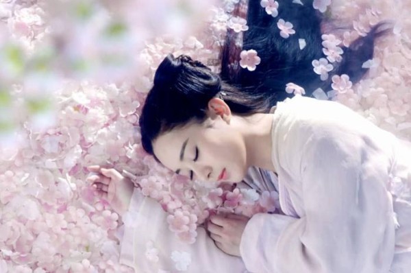 女明星黑化,杨幂赵丽颖靠妆容,而她靠演技