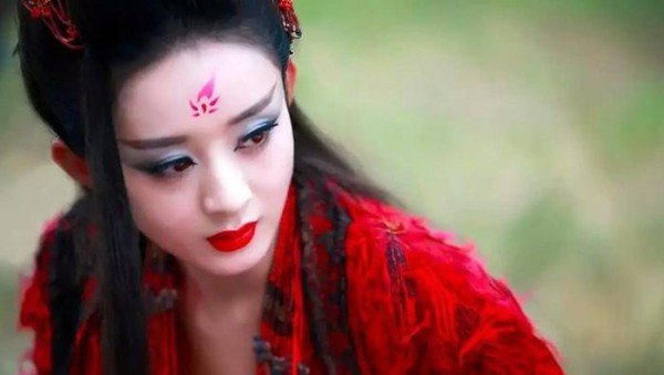 女明星黑化,杨幂赵丽颖靠妆容,而她靠演技