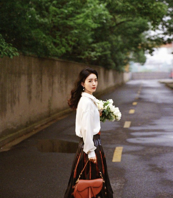 <a style='color:#f10404;' href='https://www.mingxing.cc/tags-502.html ' target='_blank'>赵丽颖</a>最新秋冬街拍大片<strong></p> <p><a style='color:#f10404;' href='https://www.mingxing.cc/tags-502.html ' target='_blank'>赵丽颖</a></strong>，妆容好看，造型致命