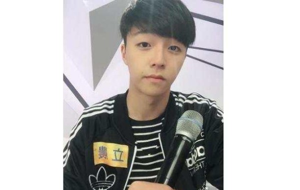 《偶像练习生》最大的黑马，舞台上软萌又可爱，逗得张艺兴都笑了