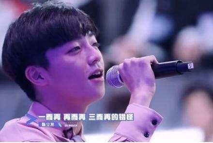 《偶像练习生》最大的黑马，舞台上软萌又可爱，逗得张艺兴都笑了