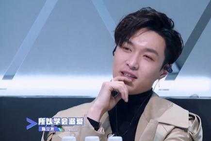 《偶像练习生》最大的黑马，舞台上软萌又可爱，逗得张艺兴都笑了