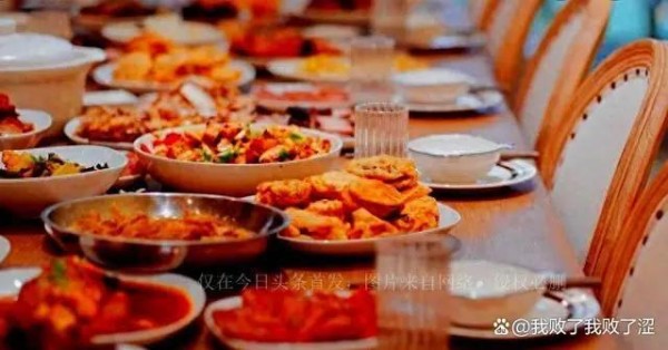 秋瓷炫张杰等9个艺人晒年夜饭，美味又好看，他和父母只吃1道菜