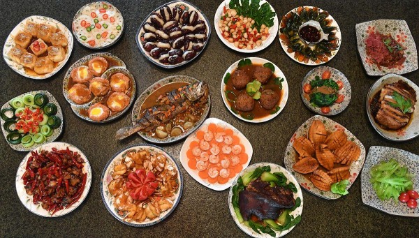 明星年夜饭大比拼，龚俊炫厨艺，张艺兴丰盛，赵樱子接地气