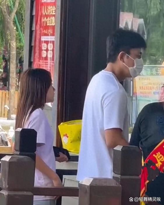 贾乃亮带女儿逛动物园，爷爷奶奶露面陪同，甜馨向路人挥手有礼貌