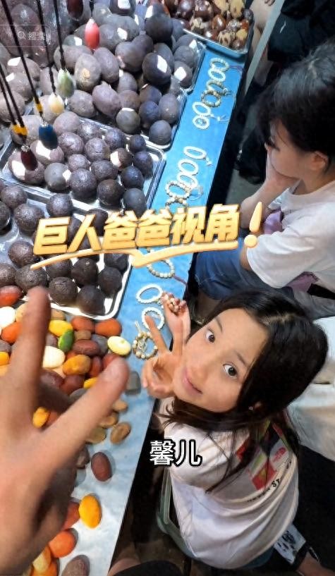 贾乃亮带女儿游三亚，13岁甜馨又瘦又高，李小璐同在三亚惹争议