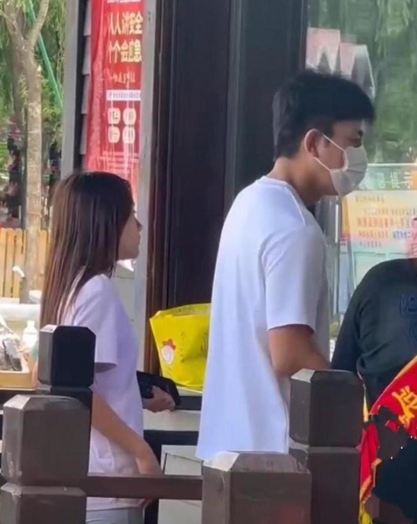 贾乃亮带女儿逛动物园，爷爷奶奶现身陪同，甜馨有礼貌向路人挥手