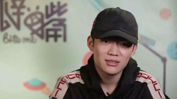 李小璐出轨风波后，与贾乃亮首次同框，贾乃亮笑容僵硬！