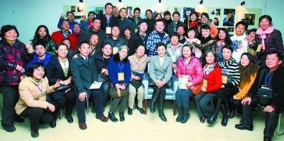 杨澜与工作人员合影