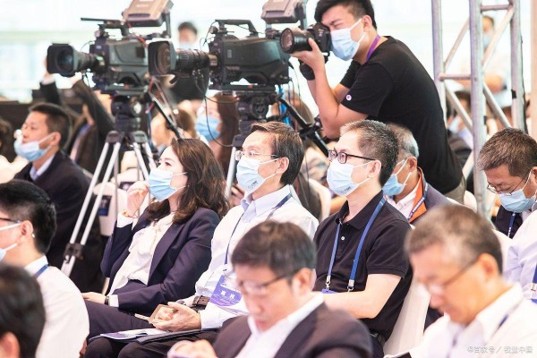 金秀贤直播危机：娱乐工业时代的“罗生门”困境
