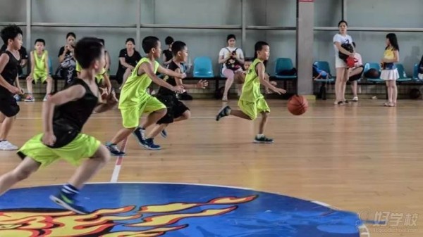 学员认真比赛中