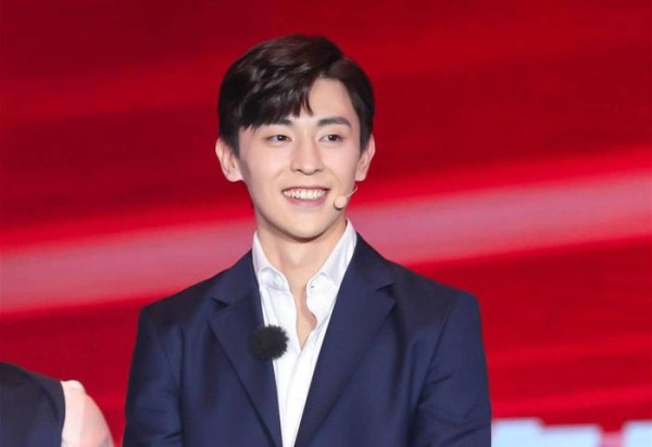 当“争番”成娱乐圈常态，邓伦发布会主动靠边站，谦逊成就好口碑