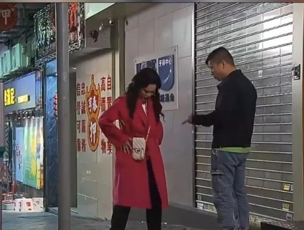 秦翊洺拍Vlog被店家阻挠，双方爆发肢体冲突引热议