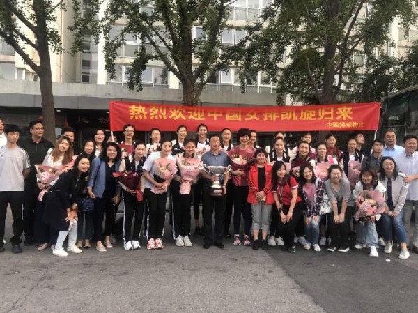 午间星闻｜中国女排凌晨载誉回京，机场受到球迷和媒体热捧；吴京拍完《攀登者》谈感受：一只没烤干的袜子也会带来生命危险