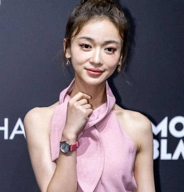 滤镜下是美女，现实中是“女鬼”！这些瘦到病态的明星，真恐怖