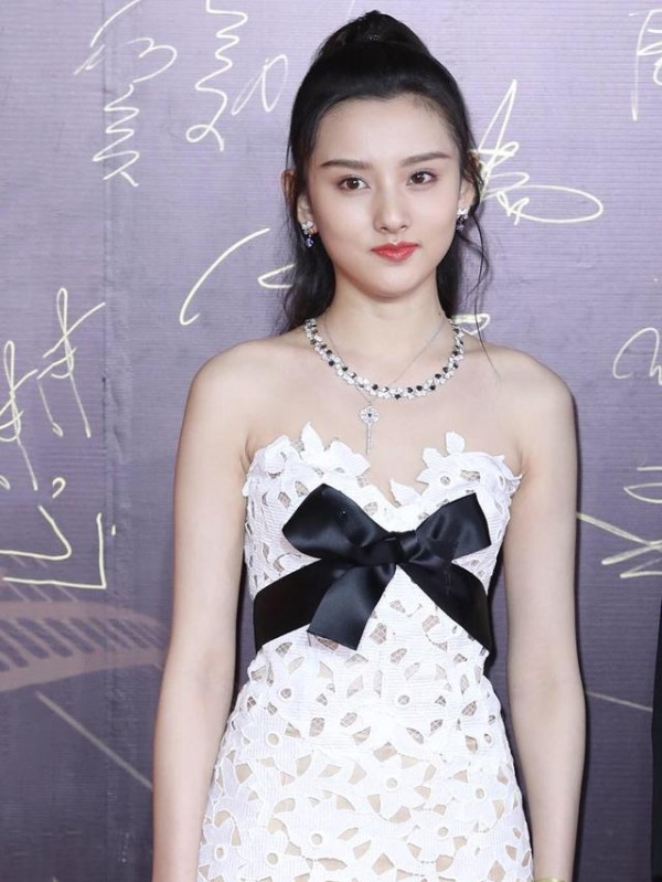 关晓彤宋祖儿一起走红毯，造型精致，北电校花之争？