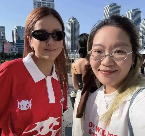 51岁徐濠萦日本街拍引热议，未来女婿同框，短裙配袜遭嘲‘丑出圈’