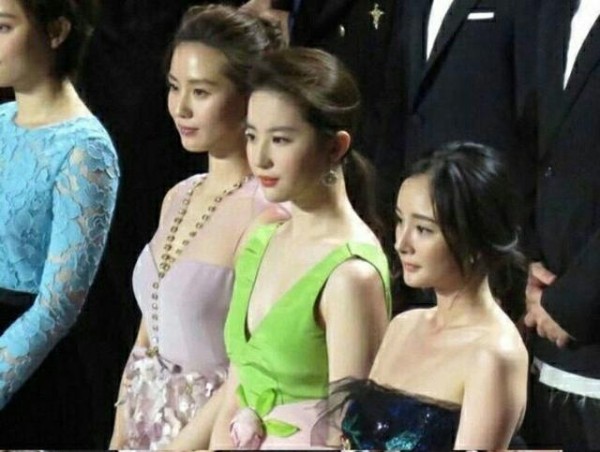 明星合照差距太大，baby真是一言难尽，黎姿也太显眼了吧