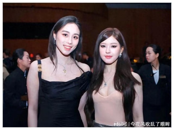 何超欣赵露思同框，一对比就出来了，明星哪有千金名媛的底气！
