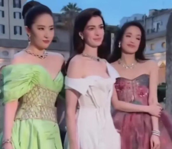 巨星同框，刘亦菲好出众